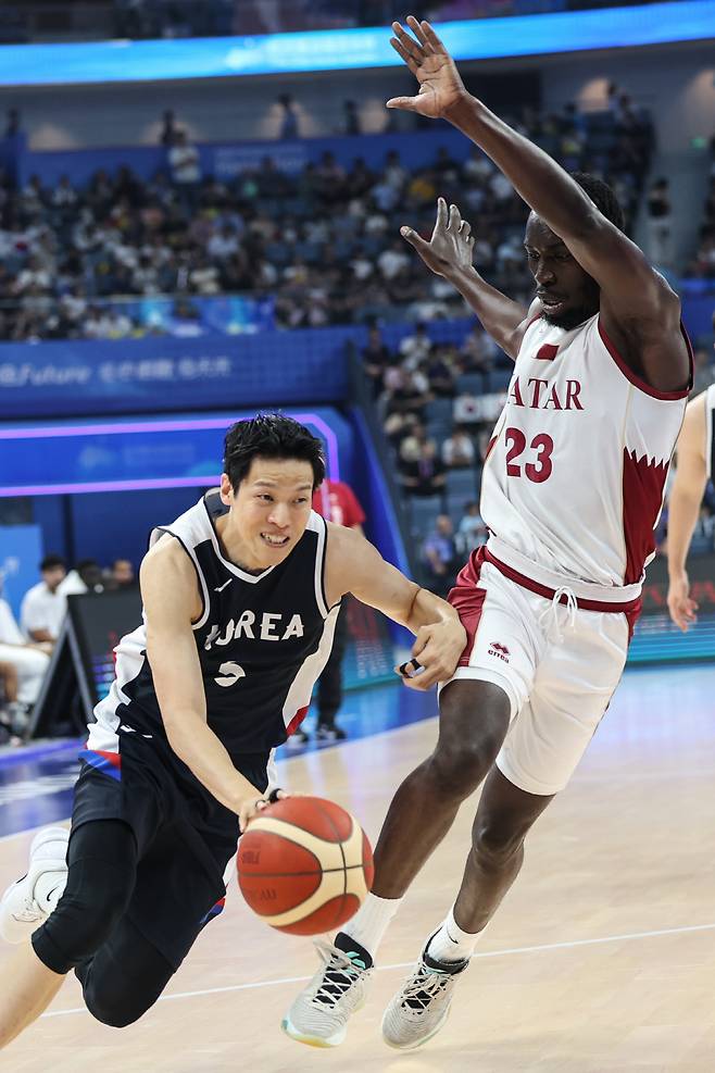 (230928) -- HANGZHOU, Sept. 28, 2023 (Xinhua) -- Kim Sunhyung (L) of South Korea breaks through during the Men's Preliminary Round Group D match of Basketball between South Korea and Qatar at the 19th Asian Games in Hangzhou, east China's Zhejiang Province, Sept. 28, 2023. (Xinhua/Pan Yulong)