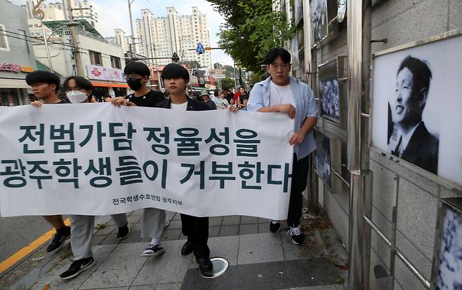 지난 8월 27일 오후 전국학생수호연합 광주지부 학생들이 광주 남구 양림동 정율성 동상 앞에서 정율성기념공원을 조성하려는 광주시의 정책에 대해 규탄대회를 열었다. 이어 정율성 거리에서 방명록을 작성했다./2023.8.27. 김영근 기자