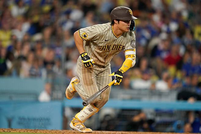 샌디에이고 파드리스의 내야수 김하성은 자신의 메이저리그 세번째 시즌에서 메이저리그 최정상급 수비 실력뿐 아니라 17홈런 38도루로 공격에서도 인상적인 활약을 펼치며 붙박이 주전 내야수로 자리를 굳혔다. 김하성이 지난 9월11일 LA다저스전에서 경기하는 모습. /AP 연합뉴스