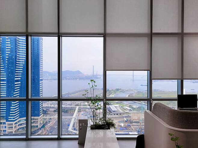 지난달 20일 오전 부산 동구에 위치한 워케이션 거점센터 1인 좌석. 부산 바다를 바라보며 노트북을 할 수 있다. /홍다영 기자