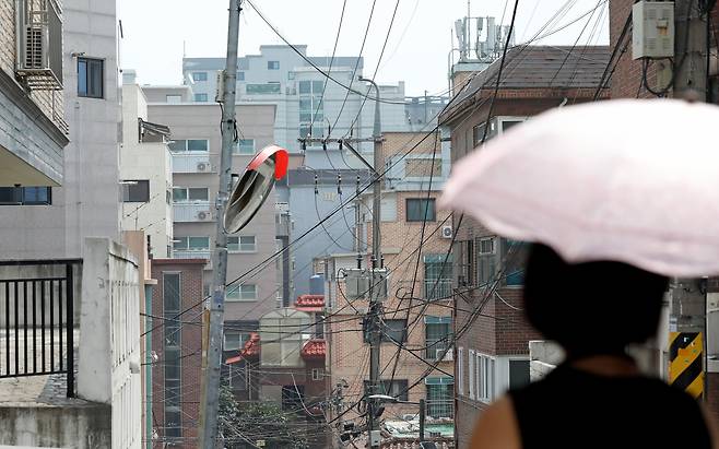 서울 강서구 빌라 밀집 지역에서 시민이 길을 걷고 있다. /뉴스1