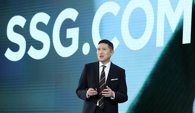 이인영 SSG닷컴 대표가 지난 6월 8일 서울 강남구 삼성동 코엑스에서 열린 '신세계 유니버스 페스티벌'에서 사업 전략 발표를 하고 있다. /뉴스1