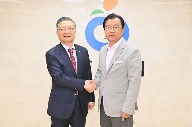 이현재 하남시장(사진 오른쪽)이 지난달 27일 하남시청에서 한국토지주택공사(LH) 이한준 사장과 만나 신도시 현안사항 등을 논의 후 기념촬영을 하고 있다.ⓒ하남시