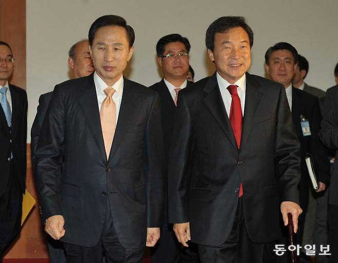이명박 전 대통령과 손학규 당시 통합 민주당 대표가 2008년 5월 20일 오전 청와대에서 회담을 위해 회의장으로 들어서는 모습. 동아일보 DB