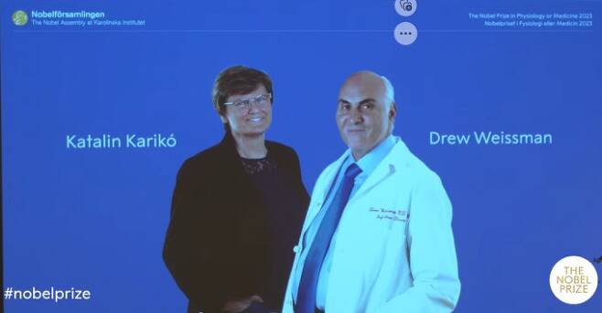 노벨위원회가 2023년 노벨 생리의학상 수상자를 발표했다. (왼쪽부터) 카탈린 카리코 독일 바이오앤테크 부사장, 드류 와이스먼 펜실베이니아 의대 교수. Nobel Prize 유튜브 캡처.