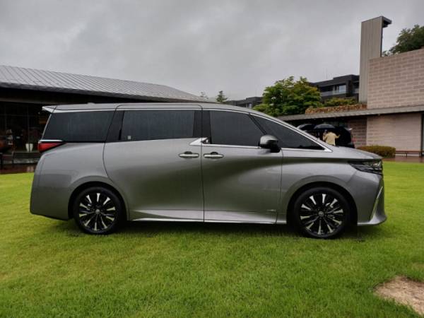 ▲알파드의 측면 디자인. 무난한 원박스 미니밴 디자인에 날렵한 측면 바디라인이 인상적이다. (이민재 기자 2mj@)