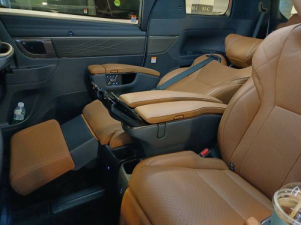 ▲'이그제큐티브 라운지 시트'를 최대한 눕힌 모습. 항공기 비즈니스석이 연상된다. (이민재 기자 2mj@)