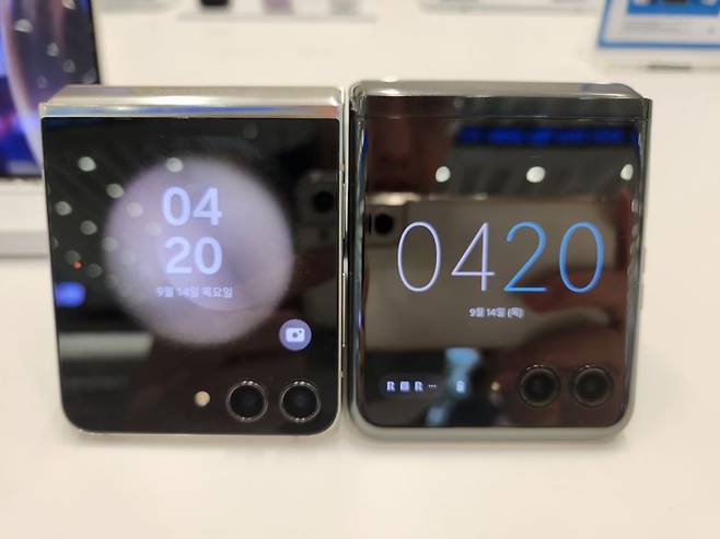 갤럭시Z플립5와 레이저40울트라(오른쪽). 사진=구자윤 기자