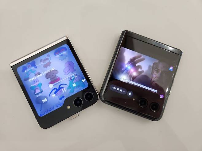 갤럭시Z플립5와 레이저40울트라(오른쪽). 사진=구자윤 기자