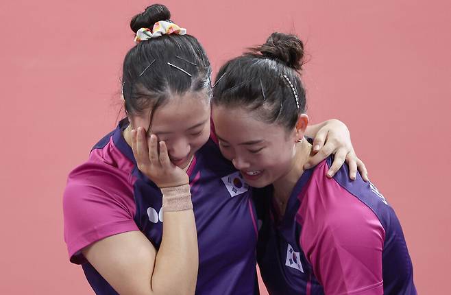 전지희 신유빈이 2일 항저우 궁수캐널 스포츠파크 체육관에서 열린 2022항저우 아시안게임 여자탁구 복식 결승전에서 북한의 차수영 박수경 조에 승리한 뒤 눈물을 흘리고 있다. 항저우/윤운식 선임기자