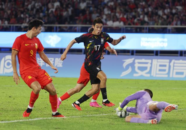 한국 남자 축구대표팀의 송민규(가운데)가 1일 중국 항저우 황룽 스포츠센터 스타디움에서 열린 2022 항저우 아시안게임 남자 축구 8강전 중국과 경기 중 전반 문전에서 득점하고 있다. 항저우=뉴시스