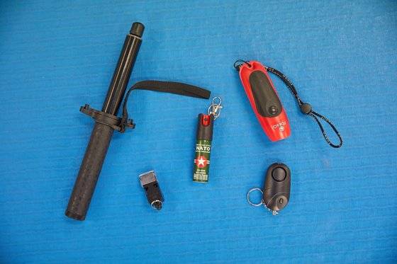 호신용품은 꺼내는 시간에 더 큰 공격을 당할 수 있다는 단점이 있다. 왼쪽부터 삼단봉·호루라기·호신용 스프레이·호신벨(2개).