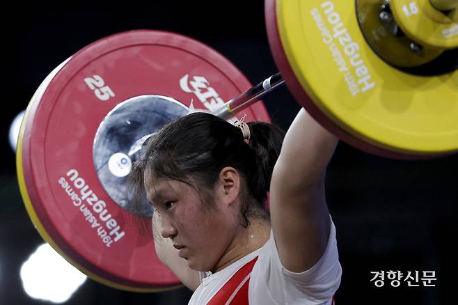 2일 중국 항저우 샤오산 스포츠 센터 체육관에서 열린 역도 여자 59kg 그룹A 결승전에서 북한 김일경이 바벨을 들어올리고 있다. 항저우 l 문재원 기자