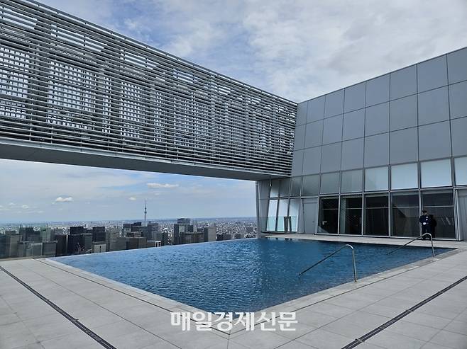 도라노몬 힐스 스테이션 타워의 최고층인 49층에 위치한 스카이 가든&풀의 모습. 최고급 식당과 인피니티 풀, 거대한 정원이 조화를 이루고 있다. <도쿄 이승훈 특파원>