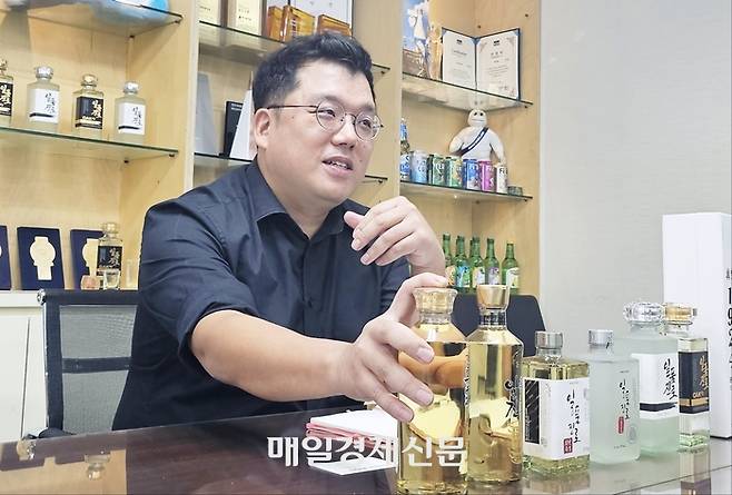 윤 팀장은 초창기 일품진로 병을 가리키며 “일품진로는 한국 넘버원 소주가 나아가야 할 방향”이라고 말했다. [사진 제공 = 하이트진로]