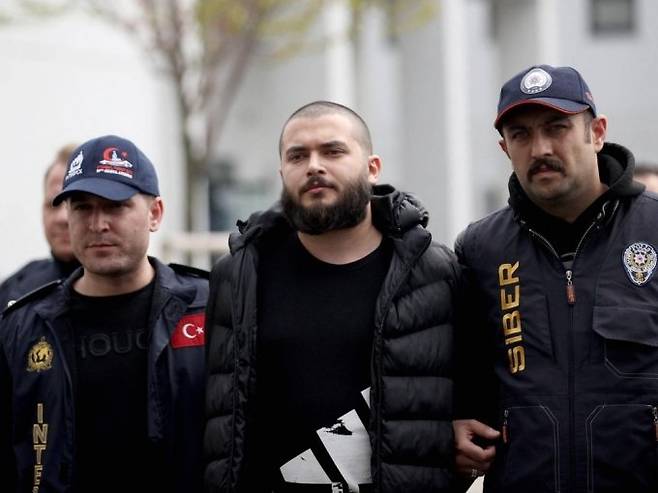 지난 4월 튀르키예 경찰에 연행되고 있는 암호화폐 거래소 '토덱스'의 설립자이자 최고경영자(CEO)인 파룩 파티 외제르. /사진=로이터/뉴스1
