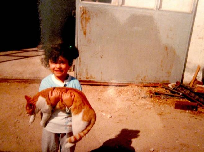 그리스의 한 작은 섬에서 친구가 없던 소녀에게 위안이 되어준 것은 길고양이었다. 소녀는 자라서 수의사가 됐고, 섬으로 돌아와 길고양이 구조에 헌신하고 있다. [안나 카토기리티스 제공, CNN]