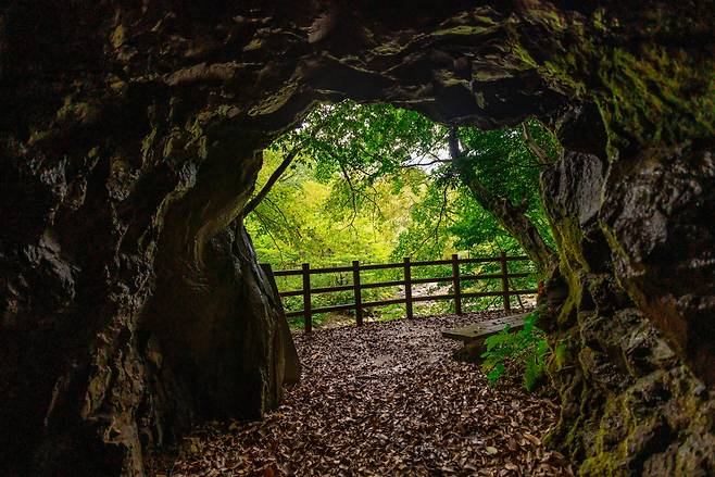 아라동 칼다리 폭포 인근 동굴