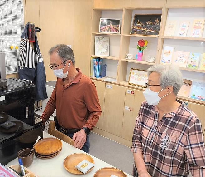 은평치매안심센터에 있는 '반갑다방'에서 바리스타로 일하고 있는 김무웅(78·왼쪽) 오창옥(68) 부부. 남편 김씨는 3년 전 아내는 2년 전 치매를 확진 받았다. [채상우 기자]