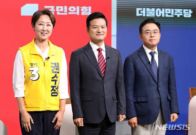 [서울=뉴시스] 조성우 기자 = 강서구청장 보궐선거 후보자들이 2일 오후 서울 강서구 SK브로드밴드 스튜디오에서 열린 강서구청장 보궐선거 후보자 토론회에 참석해 기념촬영을 하고 있다. 오른쪽부터 진교훈 더불어민주당 후보, 김태우 국민의힘 후보, 권수정 정의당 후보. 2023.10.02. xconfind@newsis.com