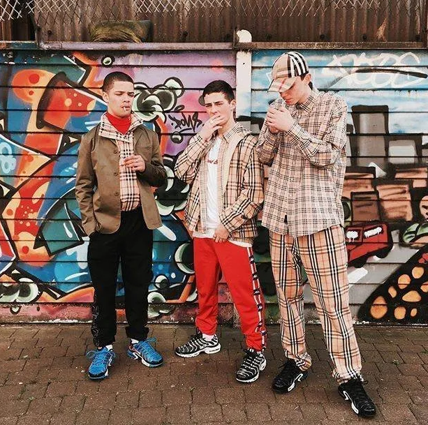 '버버리'를 포함해 명품 브랜드 이미지를 깎는 것으로 유명했던 영국판 문신돼지인 '차브족'. 인터넷 갈무리