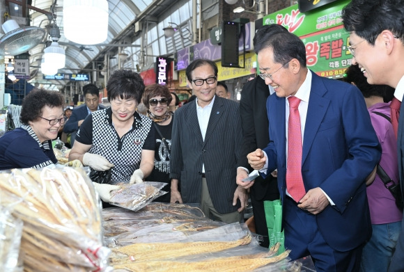 전통시장 장보기 행사하는 홍준표 대구시장 - 홍준표 대구시장이 추석을 앞두고 25일 중구 관문시장을 방문, 장보기 행사를 하고 있다. 연합뉴스