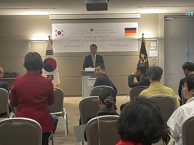 민주평통 베를린지회와 간담회하는 김영호 통일부 장관 (베를린=연합뉴스) 이율 특파원 = 김영호 통일부 장관이 1일(현지시간) 독일 베를린 도심 H10 호텔에서 한 민주평통 베를린지회와의 간담회에서 질의응답을 하고 있다. 2023.10.1 yulsid@yna.co.kr