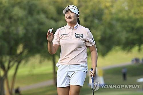 챔피언 퍼트를 넣고 기뻐하는 유해란. [AP=연합뉴스]