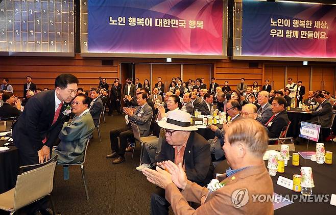 노인의 날 기념식 인사하는 김기현 대표 (서울=연합뉴스) 배재만 기자 = 국민의힘 김기현 대표가 25일 대한상공회의소 국제회의장에서 열린 제27회 노인의 날 기념식에서 어르신들에게 인사하고 있다. 2023.9.25 scoop@yna.co.kr