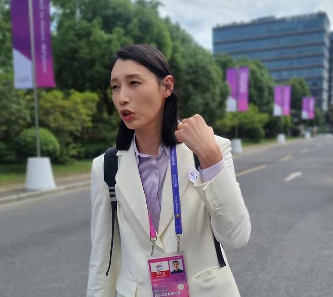 인터뷰하는 김연경 (항저우=연합뉴스) 김경윤 기자 = 해설위원으로 중국 항저우를 방문 중인 흥국생명 공격수 김연경이 2일 중국 항저우 사범대학 창첸캠퍼스 체육관에서 열린 2022 항저우 아시안게임 배구 여자부 한국과 네팔전을 마친 뒤 취재진과 인터뷰하고 있다. 2023.10.23. cycle@yna.co.kr