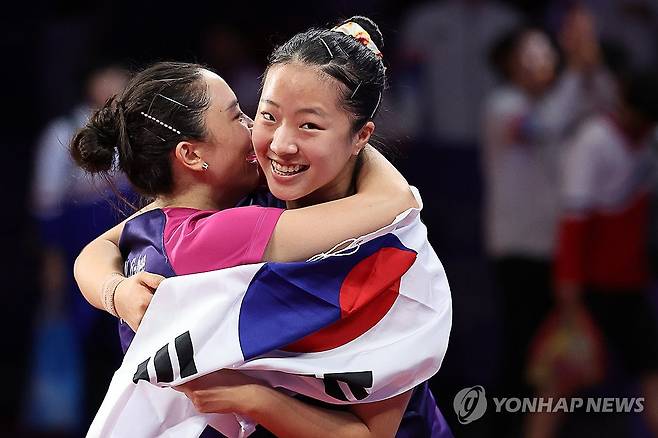 신유빈-전지희, 21년 만의 AG 탁구 금메달 수확 (항저우=연합뉴스) 김인철 기자 = 2일 중국 항저우 궁수 캐널 스포츠파크 체육관에서 열린 19회 항저우 아시안게임 탁구 여자 복식 결승전에서 한국 신유빈-전지희가 북한 차수영-박수경을 상대로 승리하며 금메달을 확정 짓고 환호하고 있다. 2023.10.2 yatoya@yna.co.kr