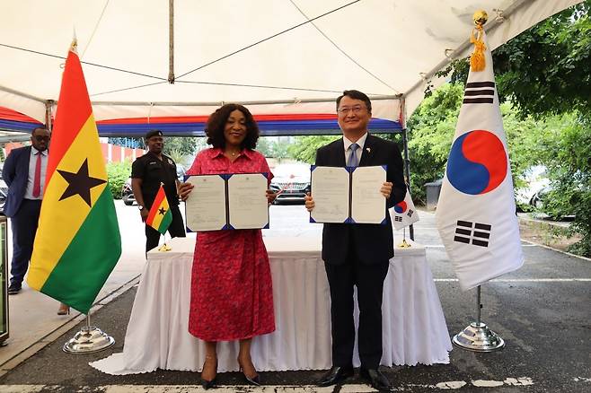 정부, 가나에 100만 달러 상당 IT기자재·차량 지원 (요하네스버그=연합뉴스) 유현민 특파원 = 셜리 아요코 보치웨이 가나 외교장관과 임정택 주가나 한국대사가 2일(현지시간) 가나 수도 아크라 외교부 청사에서 열린 차량 기증식에서 기념촬영을 하고 있다. 2023.10.2 [주가나 한국대사관 제공] photo@yna.co.kr (끝)