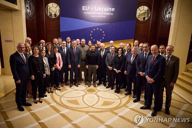 젤렌스키 대통령과 EU 외교장관들 (키이우 로이터=연합뉴스) 볼로디미르 젤렌스키 우크라이나 대통령과 EU 외교장관들이 2일(현지시간) 우크라이나 키이우에서 열린 EU 외교장관 회의를 맞아 기념촬영을 했다. 2023.10.2 photo@yna.co.kr [우크라이나 대통령실 제공. 재판매 및 DB 금지]