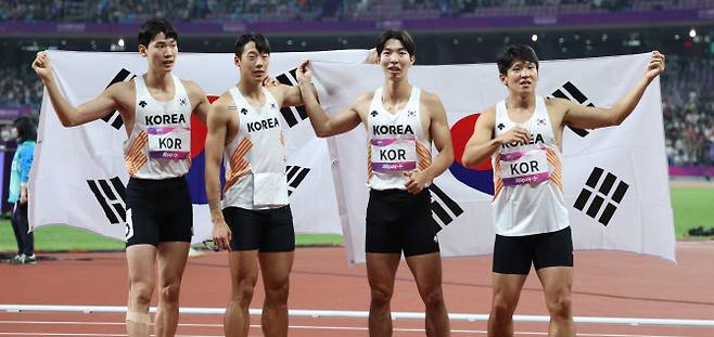 3일 중국 항저우 올림픽 스포츠센터에서 열린 2022 항저우 아시안게임 남자 400ｍ 계주 결선에서 동메달을 차지한 대한민국 김국영, 고승환, 이정태, 이재성이 태극기를 펼치고 기념촬영을 하고 있다. 사진=연합뉴스