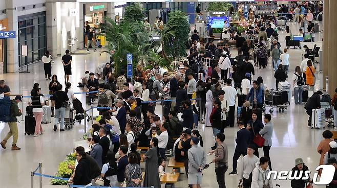 추석 연휴 인천국제공항 제1여객터미널 입국장이 이용객들로 북적이고 있다. (자료사진)/뉴스1 ⓒ News1 김성진 기자