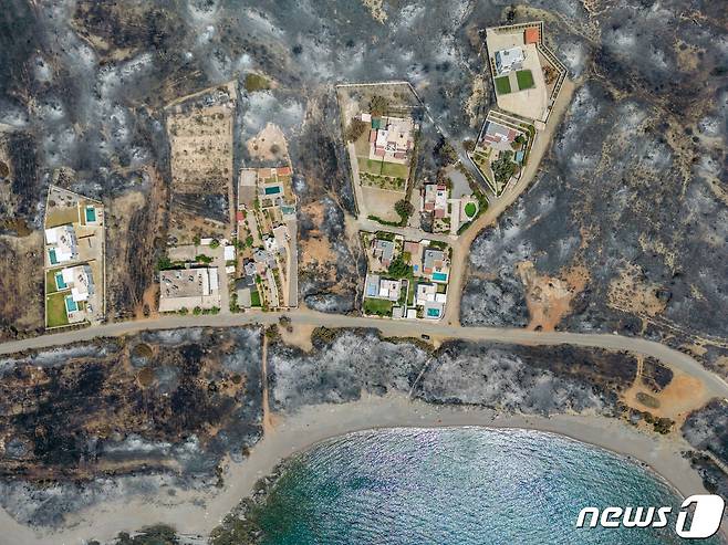 지난 7월 27일(현지시간) 그리스의 유명 휴양지 로도스 섬에서 산불이 발생했다. 그리스 정부는 지난 2일 그리스 당국은 이번 산불로 휴가를 망친 관광객에게 일주일 간의 무료 휴가를 제공하는 보상책을 제시했다. 2023.07.27/ ⓒ 로이터=뉴스1 ⓒ News1 임윤지 기자