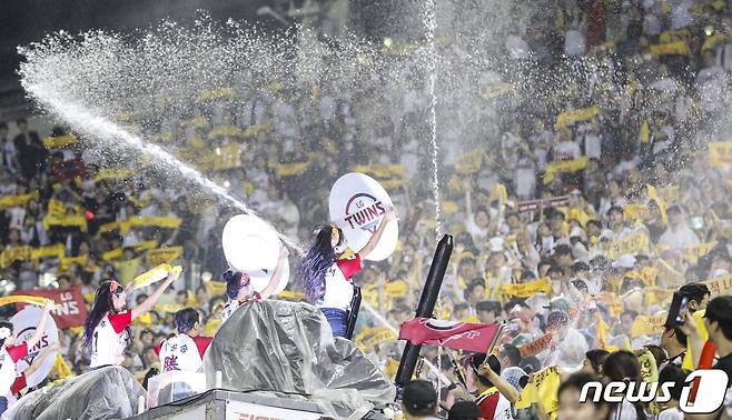 8월13일 오후 서울 송파구 잠실야구장에서 열린 프로야구 '2023 신한은행 SOL KBO 리그' LG 트윈스와 키움 히어로즈의 경기, 관중들이 물대포 이벤트를 즐기고 있다. 2023.8.13/뉴스1 ⓒ News1 김도우 기자