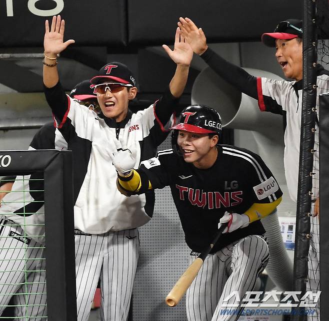 2023 KBO리그 KIA 타이거즈와 LG 트윈스의 경기가 19일 광주기아챔피언스필드에서 열렸다. 4회초 2사 1,3루 LG 문보경이 스리런포를 치자 염경엽 감독이 기뻐하고 있다. 광주=박재만 기자pjm@sportschosun.com/2023.09.19/