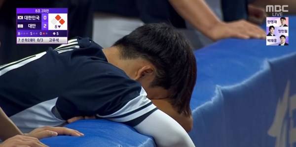 그라운드를 바라보지 않고 눈물을 참는듯한 모습을 보인 강백호. ⓒMBC 중계화면 캡처