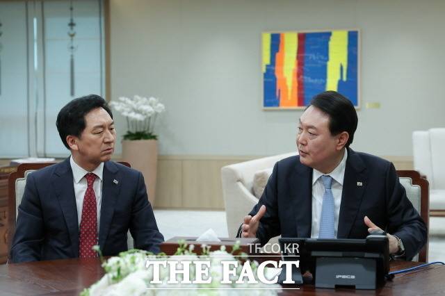 국민의힘 지도부는 지난 6월 "낙하산·알박기 인사는 문재인 정권이 남긴 뿌리 뽑아야 할 적폐"라며 "윤석열 정부는 공공기관 경영실적 평가를 바탕으로 수년간 자행돼 온 적폐를 뿌리 뽑겠다"고 밝혔다. 하지만 실제로는 전 정권이 했던 방식대로 낙하산 인사를 곳곳에 투입했다. 지난 5월 20일 윤석열 대통령이 서울 용산 대통령실 청사에서 김기현 국민의힘 대표와 면담하는 모습. /대통령실 제공