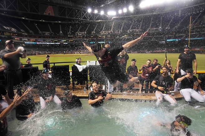 <YONHAP PHOTO-2373> Sep 30, 2023; Phoenix, Arizona, USA; Arizona Diamondbacks players celebrate after after clinching a National League wild card spot during their game against the Houston Astros at Chase Field. Mandatory Credit: Joe Camporeale-USA TODAY Sports/2023-10-01 13:32:31/ <저작권자 ⓒ 1980-2023 ㈜연합뉴스. 무단 전재 재배포 금지.>