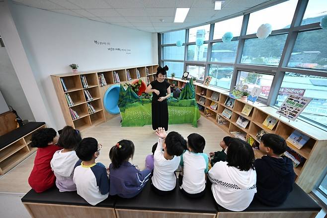 전북 완주군 운주면 ‘구름골작은도서관’에서 지난달 26일 운주초등학교 학생들이 구연 동화를 듣고 있다. ‘구름골작은도서관’은 
운주초등학교, 운주중학교 등 학생들이 하교한 뒤 즐길 수 있는 독서 프로그램을 운영할 계획이다. 유소영 양(12)은 “학교 수업이
 끝난 뒤 갈 곳이 마땅치 않았는데 이젠 도서관에서 놀아야겠다. 도서 검색용 컴퓨터로 읽고 싶은 책을 쉽게 찾을 수 있는 것도 
좋다”며 반겼다. 작은도서관만드는사람들 제공