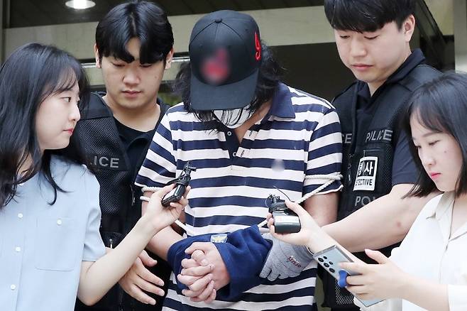 층간누수 문제로 다투던 이웃 70대 여성을 살해한 혐의를 받는 정모씨가 19일 오전 서울 양천구 서울남부지방법원에서 열린 영장실질심사를 마친 뒤 법원을 나서고 있다. 2023.6.19/뉴스1 ⓒ News1 민경석 기자 /사진=뉴스1