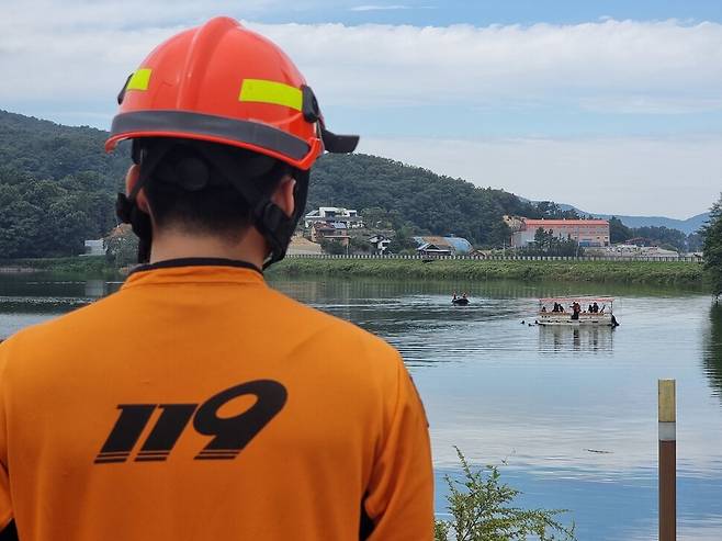 3일 오전 경기 포천시 고모리저수지에 민간 헬기 1대가 추락해 소방 당국이 수색 작업을 하고 있다. 연합뉴스