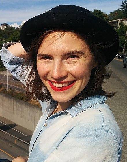 부실 수사와 무책임한 언론 보도, 마녀사냥식 언론 보도 등으로 20대의 만 8년을 송두리째 빼앗겨야 했던 어맨다 녹스. 위키피디아