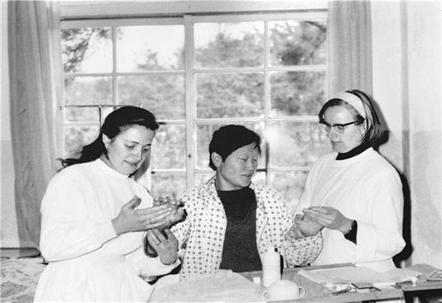 ‘소록도 천사’라 불린 마가렛 피사렉(왼쪽)과 마리안느 스퇴거(오른쪽) 간호사가 전남 고흥 국립소록도병원에서 환자를 돌보고 있다. 한국일보 자료사진