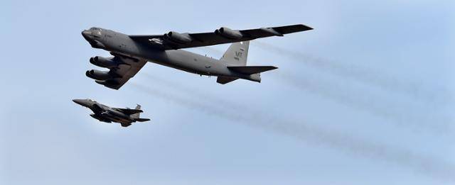 미국의 공중 전략 무기인 B-52 장거리 폭격기가 비행하고 있다. B-52는 지하동굴을 파괴하는 가공할 핵무기인 '벙커버스터' 탑재가 가능하다. 국방부 제공