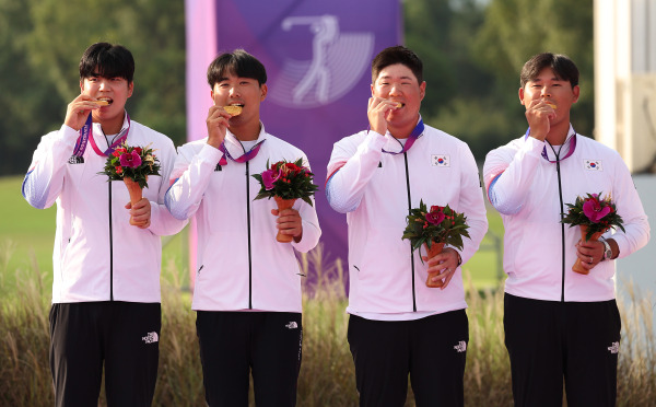 <yonhap photo-2835="">2022 항저우 아시안게임 골프 남자 단체전에서 금메달을 수확한 장유빈, 조우영, 임성재, 김시우. 장유빈과 조우영은 아시안게임 직후 투어프로에 입회, 최경주 인비테이셔널 대회에서 프로 데뷔전을 치른다. 연합뉴스</yonhap>