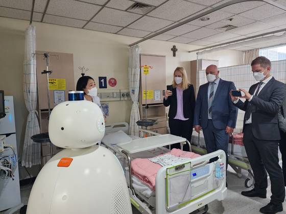 덴마크 고령부 메테 키르케고르 장관이 지난달 26일 국내 병원 중 가장 많은 로봇이 도입된 한림대성심병원을 찾았다. 장관과 동행한 고령부 관계자들이 병동에 배치된 로봇을 촬영하고 있다. 남수현 기자