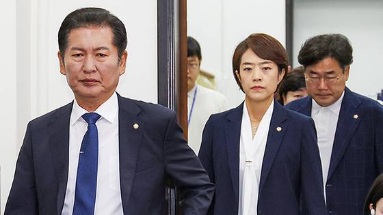 22일 국회에서 열린 더불어민주당 최고위원회의에 정청래 최고위원(사진 왼쪽)이 어두운 표정으로 입장하고 있다. 정 최고위원은 이날 이 대표 체포동의안 가결에 대해 “제 나라 국민이 제 나라를 팔아먹었듯이, 같은 당 국회의원들이 자기 당 대표를 팔아먹었다”며 “상응하는 조치를 취하겠다”고 밝혔다. 강정현 기자